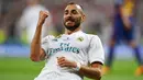 Striker Real Madrid, Karim Benzema, melakukan selebrasi usai menjebol gawang Barcelona di Stadion Santiago Barnabeu, Madrid, Rabu, (16/8/2017). Karim Benzema resmi memperpanjang masa bakti bersama Los Blancos hingga Juni 2021. (AFP/Gabriel Bouys)