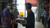Proses pemberian remisi kepada warga binaan oleh petugas Lapas Kelas IIA Bulak Kapal Bekasi, Rabu (17/8/2022) (Dok. Liputan6.com/Bam Sinulingga)