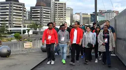Presiden Joko Widodo dan Ibu Negara Iriana Joko Widodo berjalan kaki bersama pelajar dan mahasiswa Indonesia di sekitar Water Front di Selandia Baru (19/3). Jokowi tampil mengenakan kaos putih dan jaket merah. (Liputan6.com/Pool/Biro Pers Setpres)