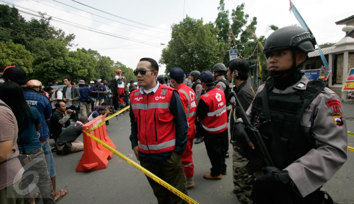 Petugas berjaga jaga di depan Mapolresta Solo yang ditutup pasca ledakan bom bunuh diri, Solo, Jawa Tengah, (5/7).Sampai saat ini Polda Jawa Tengah bersama tim dari Mabes Polri dan tim Densus 88, masih terus menyelidiki peristiwa tersebut. (Boy Harjanto)