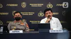 Menteri ATR/BPN Hadi Tjahjanto (kanan) bersama Kapolda Metro Jaya Irjen Pol. Fadil Imran (kiri) menyampaikan keterangan saat rilis kasus mafia tanah di Gedung Ditreskrimum Polda Metro Jaya, Jakarta, Senin (18/7/2022). Polisi berhasil menangkap enam pejabat BPN di beberapa wilayah terkait kasus mafia tanah. (Liputan6.com/Faizal Fanani)