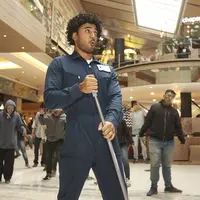 Kehebohan terjadi di salah satu pusat perbelanjaan di Jakarta. Segerombol Zombie hadir dan menyerang seorang cleaning service yang sedang bertugas. Bukan sungguhan, namun hanya akting para pemain film 5 Cowok Jagoan. (Bambang E.Ros/Bintang.com)