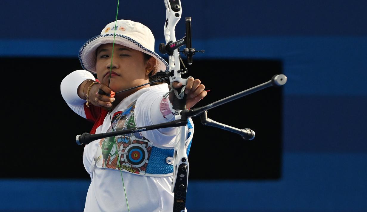 <p>Atlet panahan putri Indonesia, Rezza Octavia membidik sasaran saat menghadapi wakil Korea Selatan, Lim Si-hyeon pada babak 32 besar nomor individual putri cabor panahan Olimpiade Paris 2024 di Les Invalides Arena, Paris, Kamis (1/8/2024). (Dok. NOC Indonesia/Antara/Wahyu Putro A)</p>