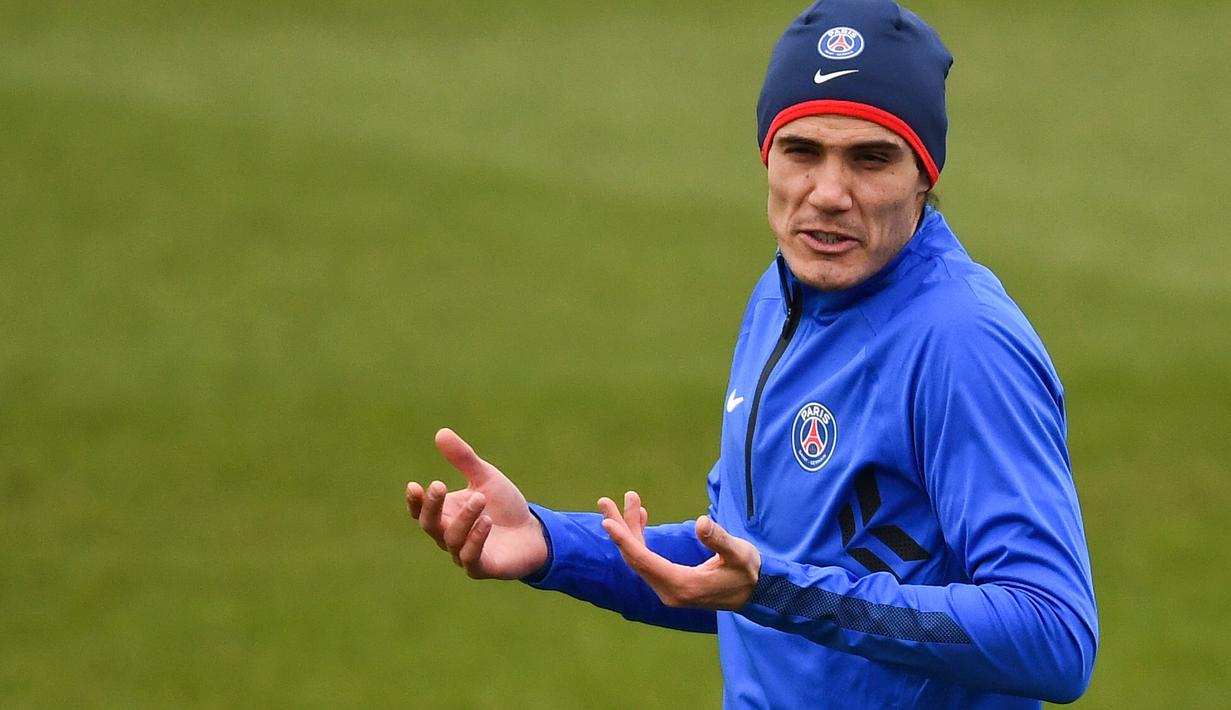 Gaya pemain PSG, Edinson Cavani saat mengikuti latihan jelang leg kedua Liga Champions melawan Real Madrid di Ooredoo training center, Saint-Germain-en-Laye,Paris, (5/3/2018). Leg pertama PSG kalah 1-3. (AFP/Franck Fife)