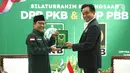 Ketua Umum Partai Bulan Bintang (PBB) Yusril Ihza Mahendra menyambangi Ketua Umum PKB Muhaimin Iskandar alias Cak Imin di Kantor DPP PKB, Jakarta Pusat, Kamis (16/3/2023). (Liputan6.com/Faizal Fanani)