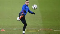 Aksi pemain PSG, Marco Verratti menendang bola saat latihan jelang leg kedua Liga Champions melawan Real Madrid di Ooredoo training center, Saint-Germain-en-Laye,Paris, (5/3/2018). Leg pertama PSG kalah 1-3. (AFP/Franck Fife)