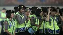 Polwan (Polisi Wanita) merapikan seragam sebelum pengarahan usai pengamanan di Stadion Si Jalak Harupat, Bandung, Minggu (25/10/2015). (Bola.com / Nicklas Hanoatubun)