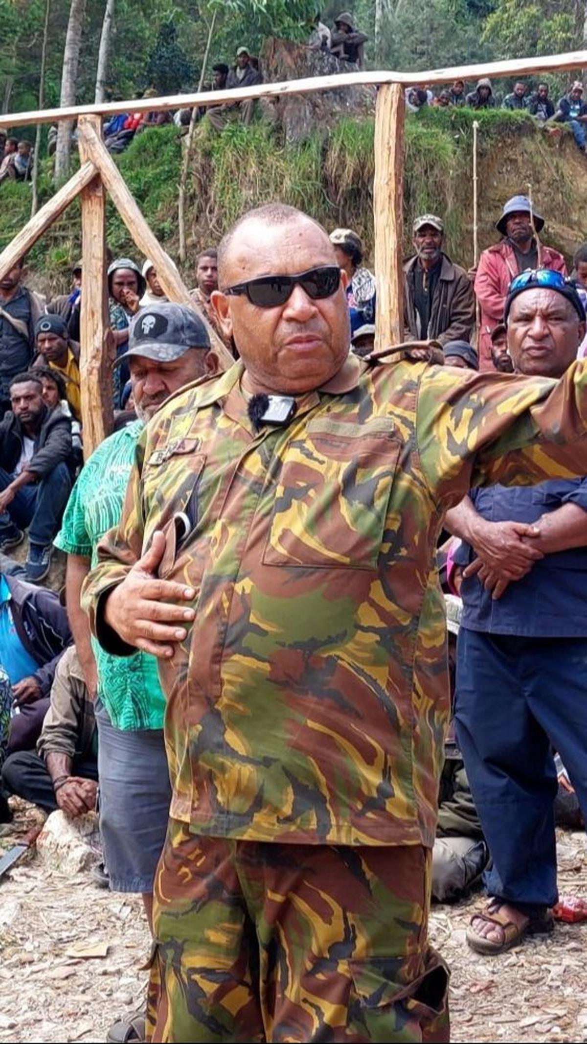 Perwira Angkatan Pertahanan Papua Nugini Michael Band berbicara dengan penduduk setempat di lokasi tanah longsor yang menewaskan lebih dari 670 orang di desa Mulitaka, Provinsi Enga, Papua Nugini, (26/5/2024). Foto: AFP / STR