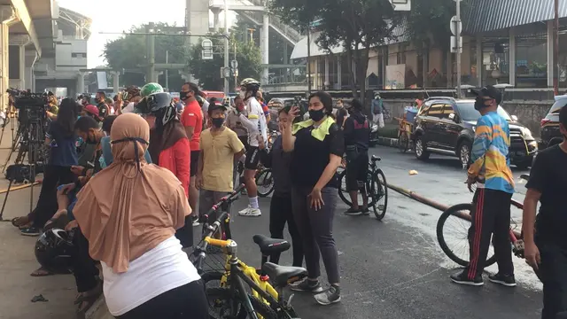 Warga pada Minggu (23/8/2020), melihat-lihat dan mengabadikan situasi terkini gedung Kejaksaan Agung yang terbakar sejak Sabtu malam 22 Agustus 2020.