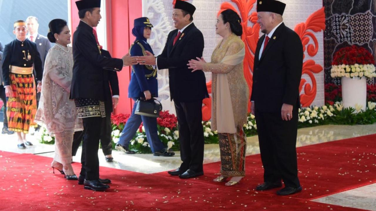 Presiden Joko Widodo atau Jokowi bersama Ibu Negara Iriana mendapat sambutan dari Ketua Majelis Permusyawaratan Rakyat (MPR)&nbsp;Bambang Soesatyo, Ketua Dewan Perwakilan Rakyat (DPR) Puan Maharani, dan Ketua Dewan Perwakilan Daerah (DPD)&nbsp;La Nyalla M