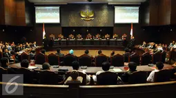 Hakim Mahkamah Konstitusi membacakan putusan gugatan perkara perselisihan hasil Pilkada 2015 di gedung Mahkamah Konstitusi, Jakarta, Senin (18/1/2016). (Liputan6.com/Helmi Fithriansyah)