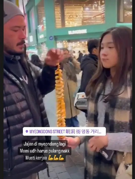 Meski orangtuanya sudah berpisah, tapi Mikhaela tetap mendapatkan kasih sayang dari keduanya. Nafa dan Zack Lee kerap tampil bersama diacara-acara sang buah hati. [Instagram/nafaurbach]