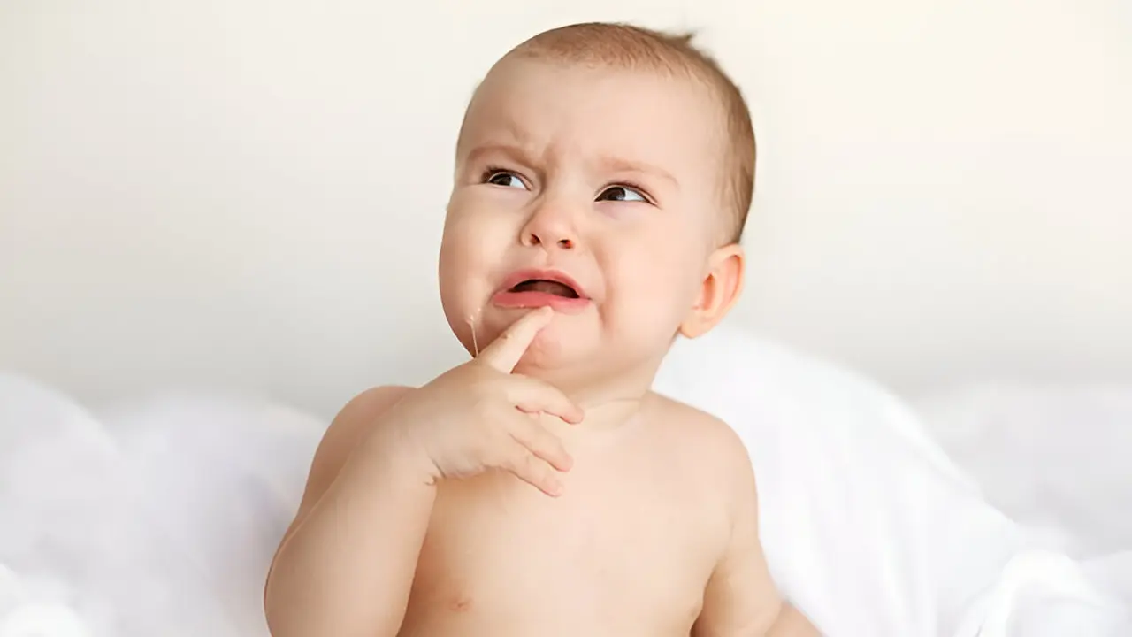 Cegukan Bikin Bayi Rewel? Begini Cara Ampuh Mengatasinya - Cover
