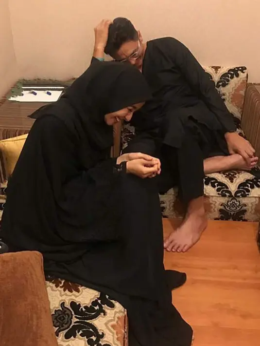 Kompak memakai busana berwarna hitam, dalam foto ini menunjukan bahwa keduanya tengah berada di Jakarta. Rona bahagia terpancar dari keduanya dalam foto ini. Emran menuliskan, “Jakarta 3/6/17”. (Instagram/iamkumbre)