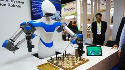 Robot yang pandai bermain catur unjuk kemampuan dalam pameran Consumer Electronic Show (CES) 2017 di Las Vegas, AS (8/1). Robot ini dilengkapi dengan kecerdasan buatan "intelligent vision system" yang bisa bekerja dengan presisi. (AFP/Rob Lever)