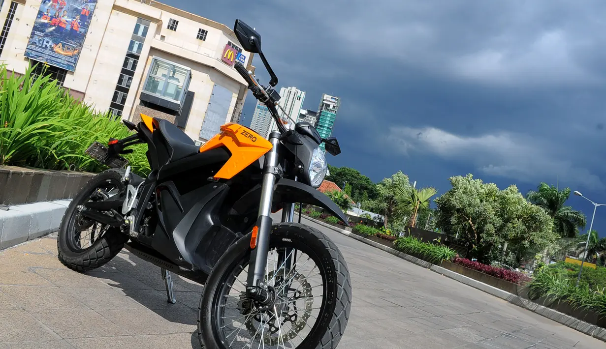 Sepeda motor listrik kualitas premium buatan negara Amerika Serikat "Zero" siap mewarnai jalan-jalan di Indonesia, Jakarta, Selasa (17/3/2015). Keberadaan Zero akan menjadi alternatif bagi penggemar roda dua. (Liputan6.com/Faisal R Syam)