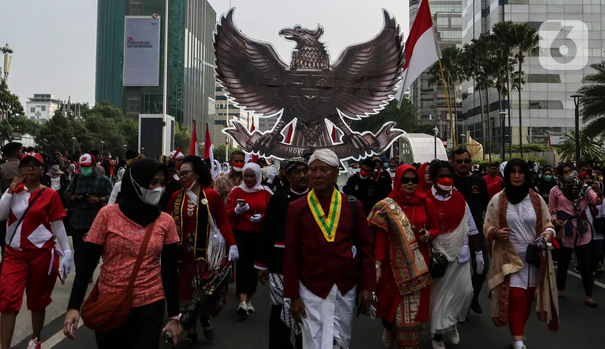Peserta mengarak poster bergambar Garuda Pancasila ketika mengikuti Kirab Merah Putih di Jakarta, Minggu (28/8/2022). Sebanyak 50.000 orang membentangkan bendera merah putih sepanjang 1.700 meter dari kawasan Monas hingga Bundaran Hotel Indonesia dalam rangka memperingati HUT ke-77 Kemerdekaan Republik Indonesia bertemakan 'Pulih Lebih Cepat, Bangkit Lebih Kuat. (Liputan6.com/Johan Tallo)