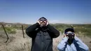 Orang-orang menyaksikan gerhana matahari total di Piedra del Aguila, Argentina, Senin (14/12/2020). Gerhana matahari total terlihat dari wilayah Patagonia utara Argentina dan dari Araucania di Chili. (AP Photo/Natacha Pisarenko)