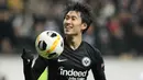 3. Daichi Kamada (6 gol dan 2 assist) : Kamada menjadi pemain produktif Eintracht Frankfurt dalam hal mencetak gol di Liga Europa musim ini. Gelandang asal Jepang ini mencetak 6 gol dan 2 assist untuk Frankfurt di Liga Europa 2019/2020. (AFP/Daniel Roland)