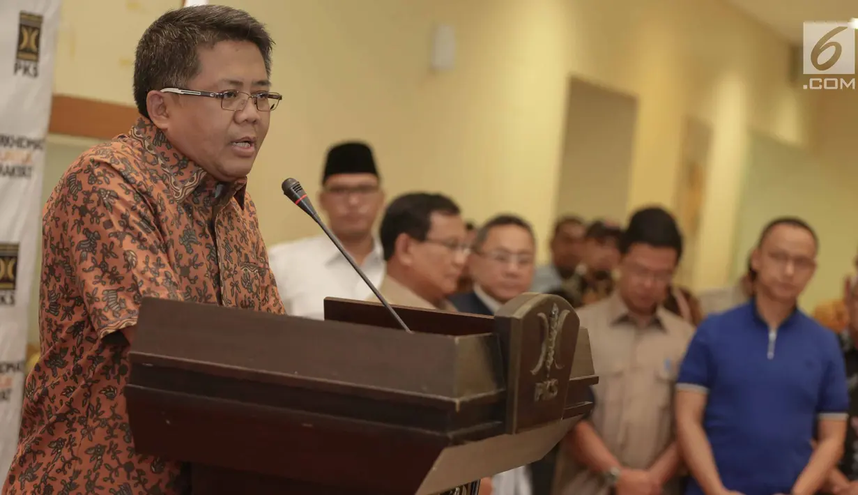 Presiden PKS, Sohibul Iman memberikan keterangan pers koalisi Pilgub usai pertemuan tertutup di Kantor PKS, Jakarta, Minggu (24/12). Gerindra, PAN, dan PKS, sepakat untuk berkoalisi di Pilkada Serentak 2018. (Liputan6.com/Faizal Fanani)