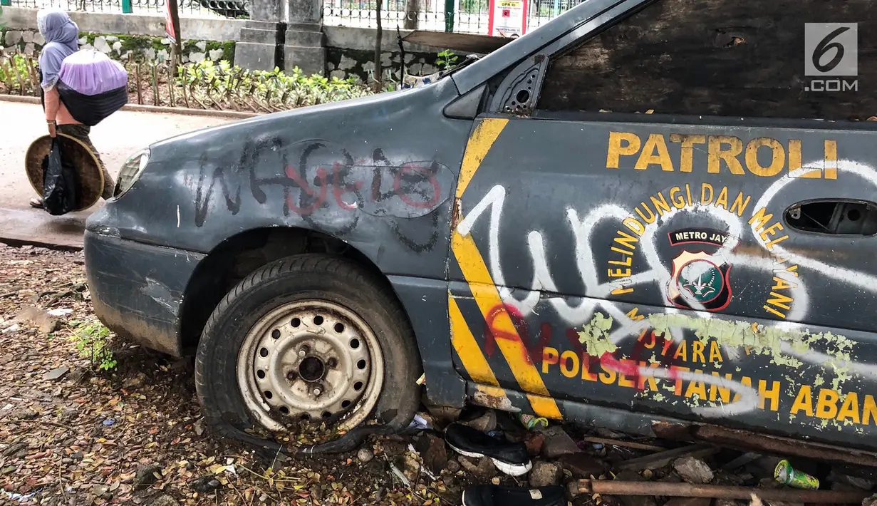 Sebuah mobil patroli Polsek Tanah Abang tampak mangkrak dan tidak terurus di kawasan Tanah Abang, Jakarta, Rabu (6/3). Mobil operasional merk KIA dibiarkan dipinggir jalan. (Liputan6.com/Fery Pradolo)