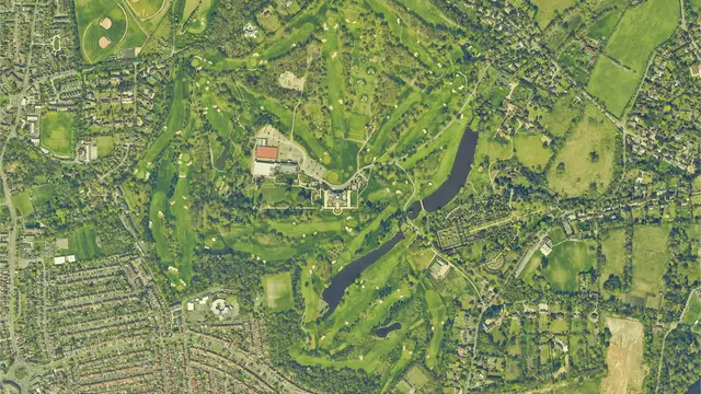 Pemandangan udara hotel Stokes Park yang berusia 900 tahun di London, Inggris. (stokepark.com)
