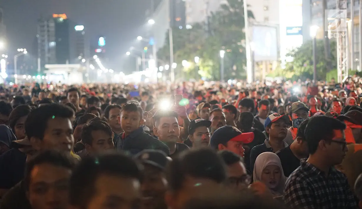 Ribuan warga memadati panggung hiburan pada malam puncak peringatan HUT DKI Jakarta ke-492 di Bundaran HI Jakarta, Sabtu, (22/6/2019). Rangkaian perayaan HUT DKI Jakarta yang dikemas dalam konsep ekonomi kreatif dan seni dibuka Gubernur DKI Jakarta Anies Baswedan. (Liputan6.com/Immanuel Antonius)