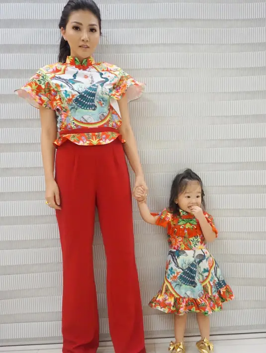 Gaya Sarwendah dan Thalia Putri Onsu ini juga cocok banget untuk ditiru. Meski bukan dress, namun putfit Sarwendah dan anaknya ini masuk banget untuk dipakai saat acara Imlek. (Instagram/sarwendah29)