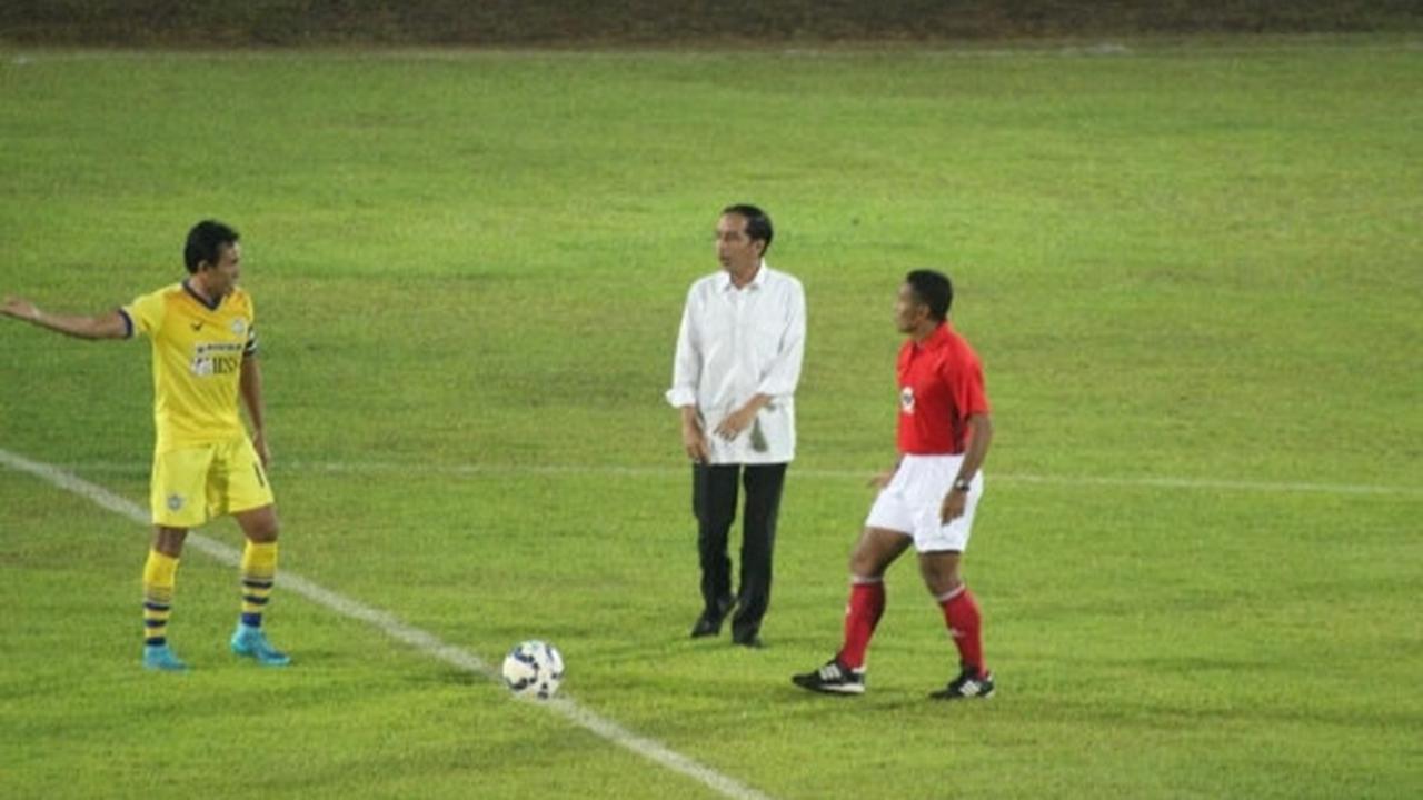 Aksi Jokowi saat membuka Piala Sudirman dengan kick off