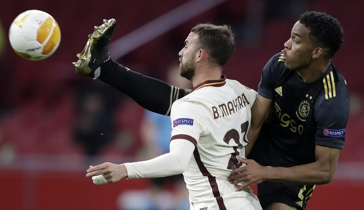 Penyerang AS Roma, Borja Mayoral berebut bola dengan bek Ajax Jurrien Timber pada pertandingan leg pertama perempat final Liga Europa di Johan Cruyff ArenA di Amsterdam, Belanda, Jumat (9/4/2021). AS Roma menang 2-1 atas Ajax. (AP Photo/Peter Dejong)
