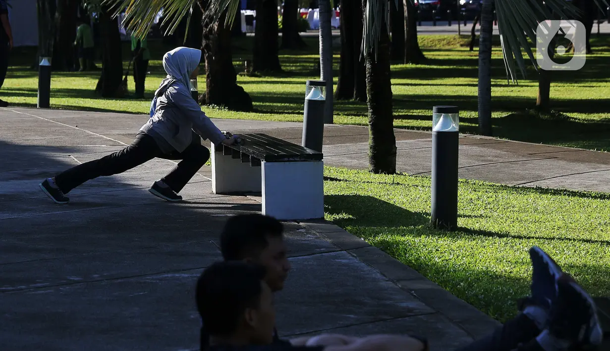 <p>Masyarakat melakukan aktivitas olahraga di kawasan Taman lapangan Banteng, Jakarta, Jumat (3/6/2022). Satuan Tugas (Satgas) Penanganan covid 19 mengatakan Pemberlakuan Pembatasan Kegiatan Masyarakat (PPKM) bisa dihentikan jika tidak terjadi lonjakan kasus selama enam bulan pasca Lebaran atau hingga Oktober 2022. (Liputan6.com/Angga Yuniar)</p>