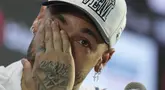 Neymar menyeka matanya saat konferensi pers pengenalan pemain baru Santos di Vila Belmiro, Sao Paulo, Brasil, Sabtu (01/02/2025) WIB. (AP Photo/Andre Penner)
