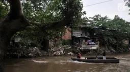 Warga mengantarkan penduduk lainnya menyeberangi Kali Ciliwung dengan jasa perahu eretan, Jakarta, Kamis (12/4). Relokasi bangunan liar di sekitar kali nantinya bakal dilakukan untuk mengembalikan fungsinya. (Merdeka.com/Iqbal Nugroho)