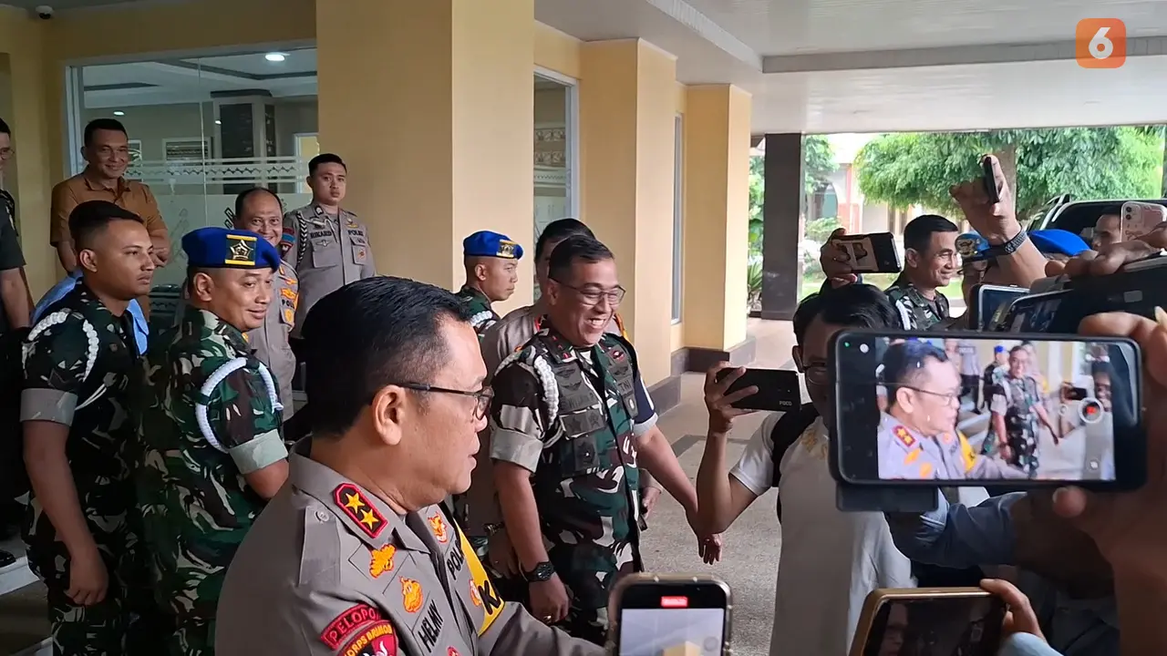 Petinggi Polri dan TNI menggelar pertemuan di Mapolda Lampung untuk membahas perkembangan kasus dua oknum TNI aktif menembak mati 3 polisi saat grebek sabung ayam. Foto : (Liputan6.com/Ardi).