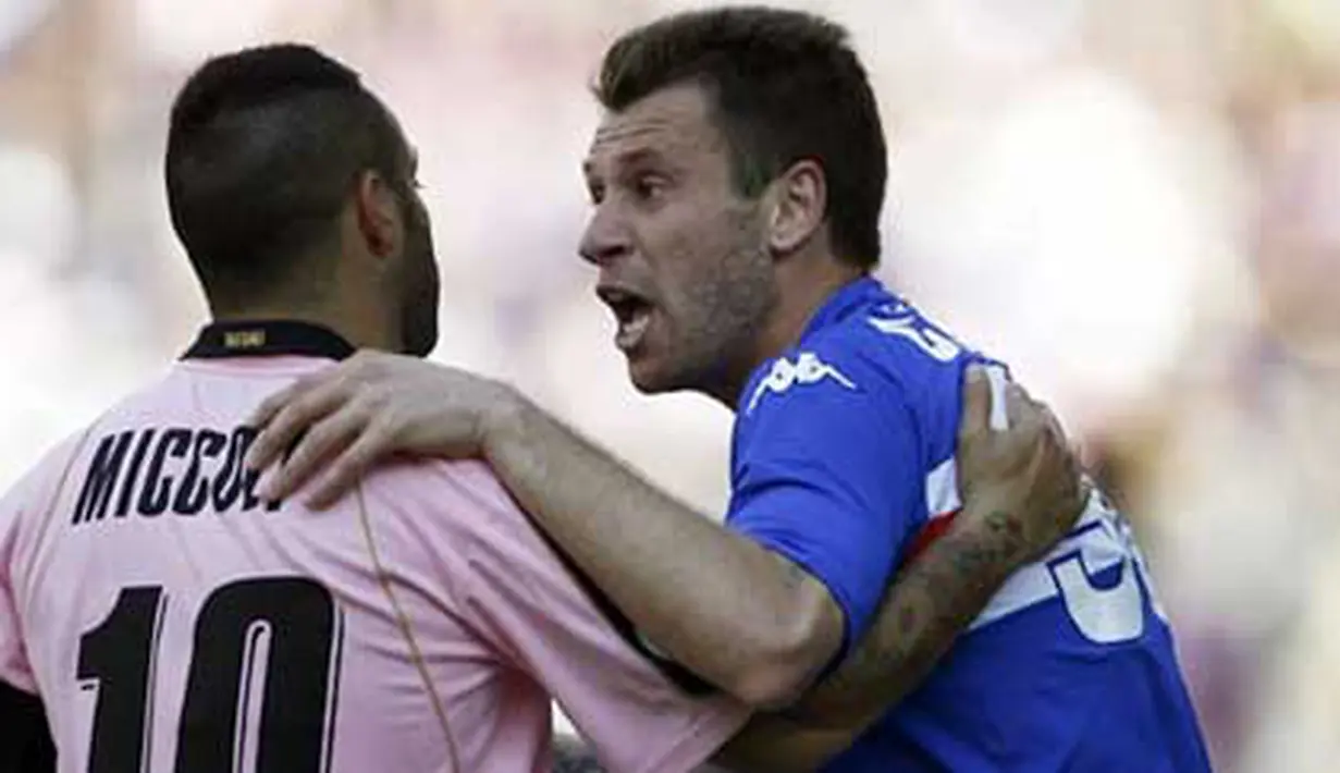 Adu argumen antara dua bomber, striker Palermo Fabrizio Miccoli (kiri) dan striker Sampdoria Antonio Cassano (kanan) dalam lanjutan Serie A yang digelar di Renzo Barbera Stadium, 9 Mei 2010. Skor 1-1. AFP PHOTO / Marcello PATERNOSTRO 