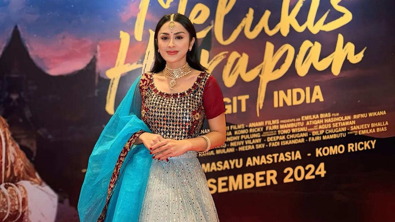 Potret Cantik Selvi Kitty Hadir di Gala Premier 'MELUKIS HARAPAN DI LANGIT INDIA'
