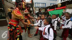 Siswa SD berebut salaman dengan penari saat berkunjung ke Taman Budaya Yogyakarta, Rabu, (20/7). Beberapa sekolah di Yogyakarta melakukan MOS secara edukatif di antaranya dengan mengenalkan seni budaya kepada siswanya. (Liputan6.com/Boy Harjanto)