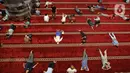 Mereka beristirahat di dalam masjid maupun di sekitarnya, sebelum kembali melanjutkan aktivitas. (Liputan6.com/Angga Yuniar)