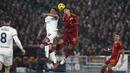 Pemain AS Roma, Leandro Paredes (kanan) berduel udara dengan pemain Cagliari, Andrea Petagna pada laga lanjutan Liga Italia 2023/2024 di Olympic Stadium, Roma, Italia, Selasa (06/02/2024) dini hari WIB. (AP Photo/Andrew Medichini)