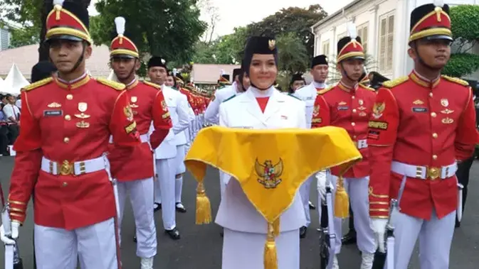 Sedangkan saat upacara penurunan bendera di Istana Merdeka, Zanati Tahta Umahati, perwakilan dari Sumatera Selatan. Zanati membawa baki untuk bendera sang saka merah putih. (dok. Liputan6/M. Fajri Erdyansyah)