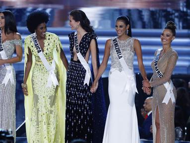 Top 5 finalis Miss Universe 2017, dari kiri, Miss Colombia Laura Gonzales, Miss Jamaica Davina Bennett, Miss Thailand Maria Poonlertlarp, Miss Venezuela Keysi Sayago dan Miss South Africa Demi-Leigh Nel-Peters di Las Vegas, (26/11) (AP/John Locher)