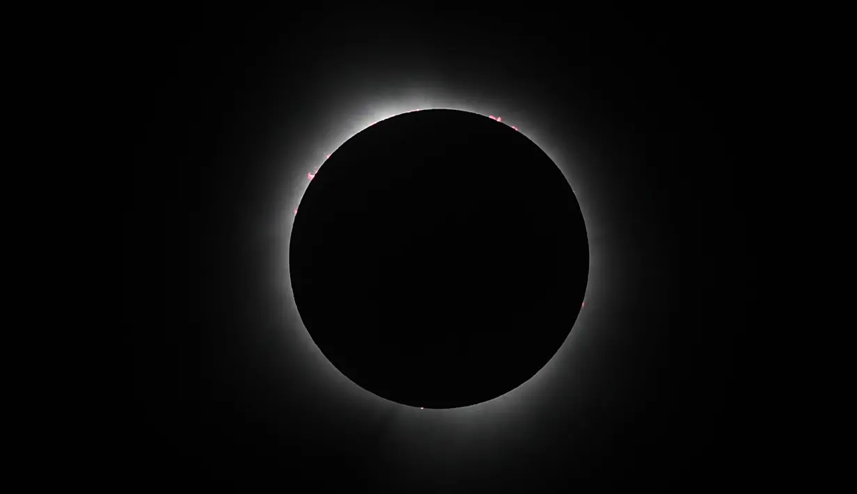 Gerhana Matahari Total yang terlihat dari kampus Southern Illinois University pada tanggal 08 April 2024 di Carbondale, Illinois. (Scott Olson/Getty Images North America/Getty Images via AFP)