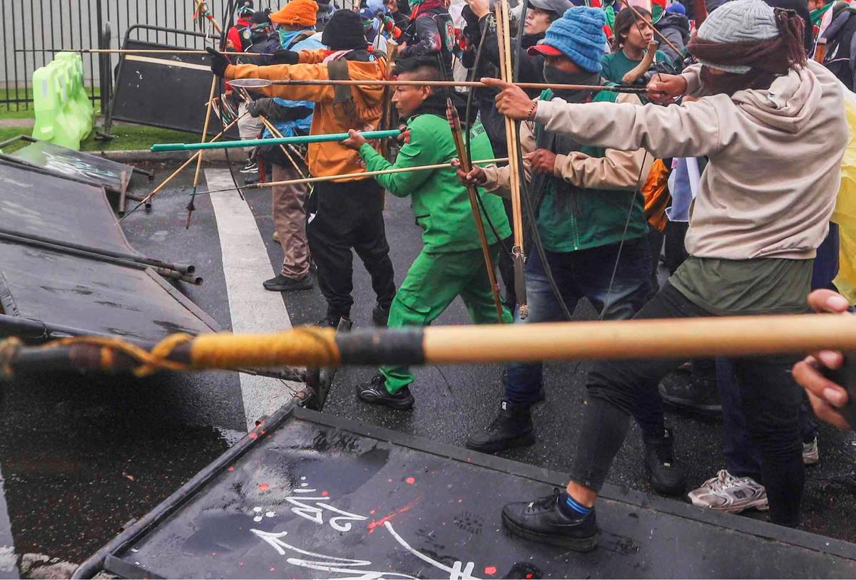 FOTO: Bentrokan di Bogota, Demonstran Serang Polisi dengan Panah di depan Kedubes AS