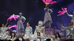 Syahrini dan Melly Goeslaw membuktikan janji mereka untuk tampil heboh di Malam Puncak HUT SCTV ke 26 di Istora Senayan, Jakarta, Rabu (24/8). Keduanya mengenakan busana dengan ornamen mewah. (Liputan6.com/Johan Tallo)