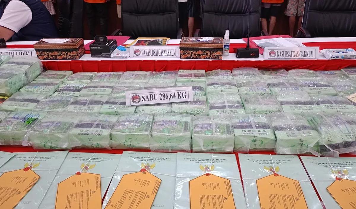 Barang bukti yang sita pertama 724.298 gram sabu dan 395.161 butir ekstasi. Lalu 150.778 gram ganjar. 1.021 gram tembakau gorilla.<br>