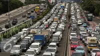 Ratusan kendaraan terjebak kemacetan di tol dalam kota, Jakarta, Kamis (24/12/2015). Libur panjang Natal dan tahun baru yang dimulai hari ini membuat lalu lintas di Jakarta dan sekitarnya terpantau padat. (Liputan6.com/Angga Yuniar)