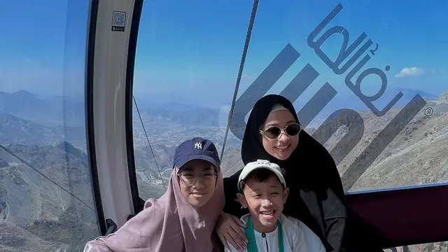 Potret Poppy Bunga umrah ajak anak