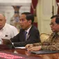 Presiden Joko Widodo (Jokowi) bertemu CEO Bukalapak, Achmad Zaky di Istana Merdeka, Sabtu (16/2). Turut mendampingi Jokowi dalam pertemuan itu Sekretaris Kabinet Pramono Anung dan Koordinator Staf Khusus Presiden Teten Masduki. (Liputan6.com/Angga Yuniar)