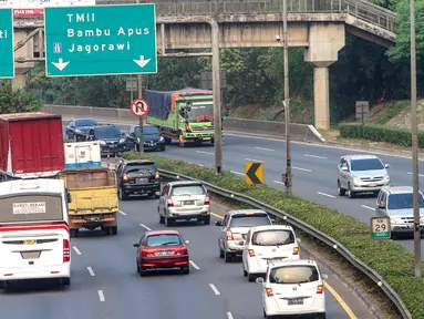 Sejumlah kendaraan melintas di tol Jagorawi, Jakarta, Rabu (8/7/2015). Pemerintah mulai Selasa (7/7) pukul 00.00 WIB memberikan diskon tarif seluruh ruas jalan tol sebesar 25-35 persen sampai Rabu (22/7) pukul 24.00 WIB. (Liputan6.com/Faizal Fanani)