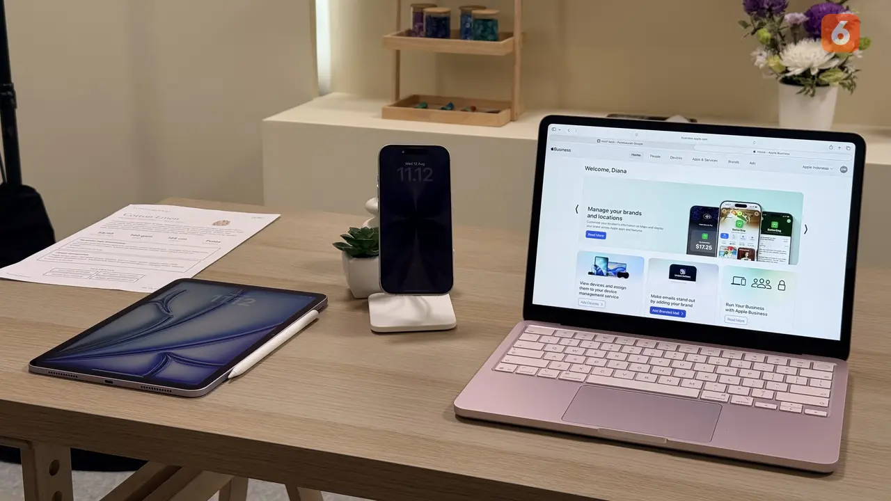 Tiga perangkat Apple: iPad Air, iPhone 17, dan MacBook Air. Liputan6.com/Iskandar